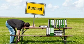 Ausgebrannt am Arbeitsplatz: Burnout (Foto: AdobeStock - 45360255 Gabriele Rohde)
