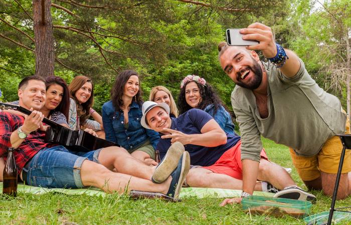 Freunde treffen, sich bewusst Zeit für die Familie nehmen und den Feierabend aktiv genießen: Das alles lässt sich den Körper besser erholen als bei einem Fernsehabend auf der Couch. (Foto: AdobeStock - 208164067 vizualni)