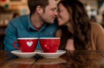 Dating Cafe: Wo echte Beziehungen beginnen. (Foto: AdobeStock Curioso.Photography _808221233)