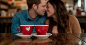 Dating Cafe: Wo echte Beziehungen beginnen. (Foto: AdobeStock Curioso.Photography _808221233)