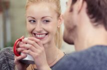 Flirt Fever: Wo Flirts und Begegnungen beginnen. (Foto: AdobeStock, contrastwerkstatt_77378139)