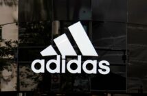 Adidas, ein globaler Player in der Sportartikelindustrie mit einem Fokus auf Innovation und Nachhaltigkeit (Foto: AdobeStock 283043772 ink drop)