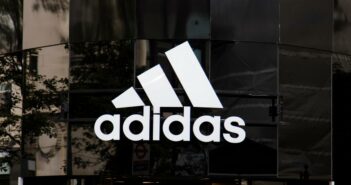 Adidas, ein globaler Player in der Sportartikelindustrie mit einem Fokus auf Innovation und Nachhaltigkeit (Foto: AdobeStock 283043772 ink drop)