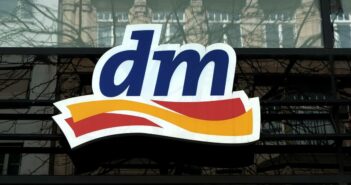 dm-drogerie markt Filiale in Deutschland, symbolisch für das Unternehmensnetzwerk (Foto: AdobeStock-786701109 Martin Debus)