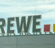 Die Rewe Group – einer der größten Handelskonzerne Europas, weltweit aktiv. (Foto: AdobeStock 592782226-Annabell Gsödl)